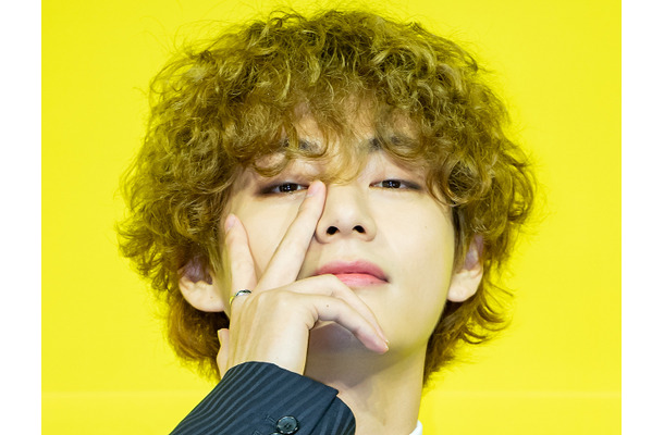 キス写真も!? Vが公開した“過去と現在”にファン大興奮　BTS、全員集合ショット公開【PHOTO】