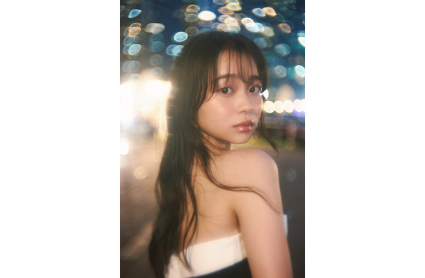 『林芽亜里 anniversary calendar photobook 2026（タイトル未定）』©KADOKAWA／写真：藤原宏