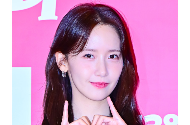 少女時代・ユナ、黒スーツ＆赤シャツの“イケメン”な魅力披露！共演俳優と雑誌の表紙に登場
