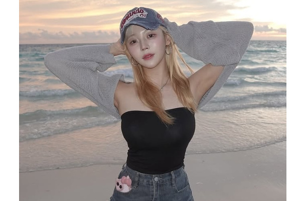 こんなにグラマラスなの？韓国の金髪チアガール、大胆スイムウェアで圧巻スタイルを堂々披露【PHOTO】