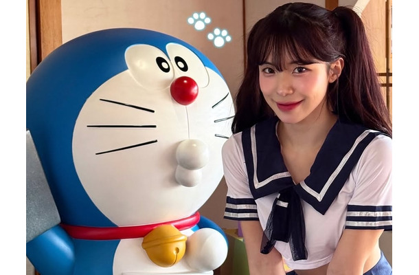 胸元張り詰める短丈セーラー服　韓国人気チアがドラえもんとの記念写真公開！「かわいい」が殺到【PHOTO】
