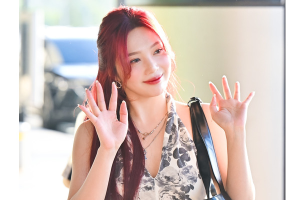 Red Velvet・ジョイ、美背中を大胆に公開！海辺で披露したしゃがみSHOTは「人魚姫」のよう【PHOTO】