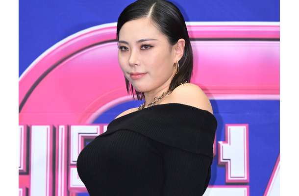 「これダンス？性行為じゃん」発言ダンサーと共演も…GABEE、グラマー体型に目が行くスイムウェア姿【PHOTO】