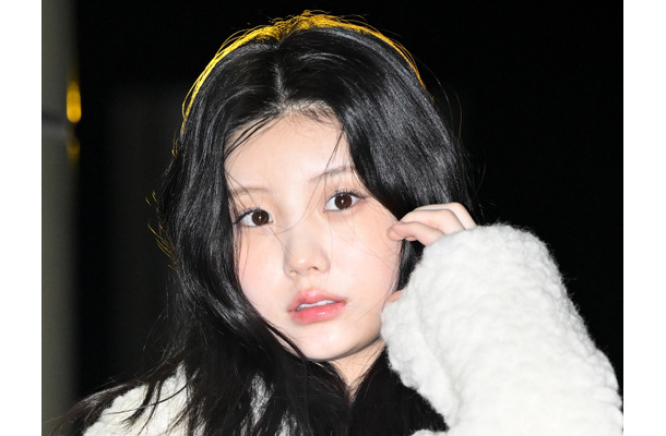 ILLIT・ウォンヒ、“そばかすメイク”で魅せたアンニュイな表情「上目遣いは反則…」【PHOTO】