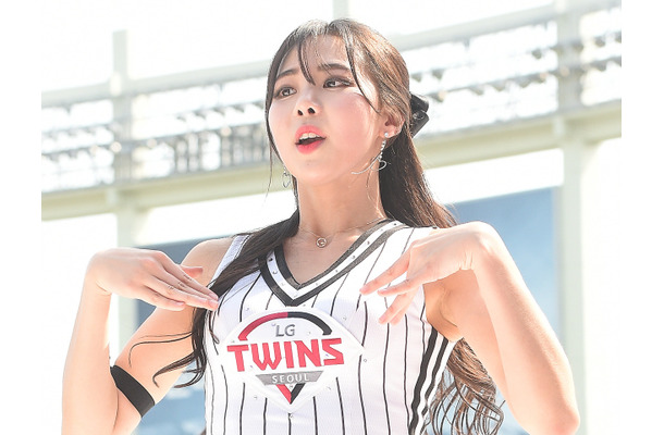 意外なボリューム感に釘付け…韓国チアガール、“そこ”に目が行くVネックSHOT「初恋の美貌だ！」【PHOTO】