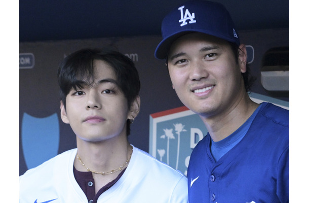 大谷翔平とBTS・V、日韓スーパースターが豪華共演！笑顔で握手＆ハグに全世界熱狂「伝説的な瞬間」【PHOTO】