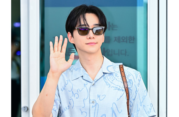 2PM・ジュノ、大人の余裕漂う“爽やかファッション”でファンを虜に！海外スケジュールへ出国【PHOTO】