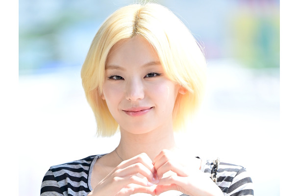 ITZY・イェジ、ブロンドヘアに“大胆イメチェン”！透明感あふれる美貌で日本に出国【PHOTO】