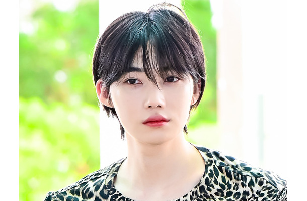 THE BOYZ・ニュー、ヒョウ柄Tシャツで存在感抜群！唯一無二のファッションセンスを披露【PHOTO】