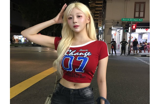 韓国の金髪チアガール、夜のプールで真っ赤なスイムウェア姿披露！隠し切れないボリューム感にファン虜【PHOTO】