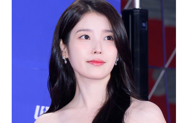 IU、“13年の付き合い”になる男性ボディガードとのツーショットに胸キュン「2人とも可愛すぎ」【PHOTO】
