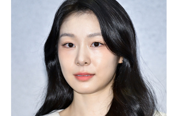 フィギュア女王キム・ヨナ、白肌が一層輝く“氷上の美貌”に釘付け…黒ジャージSHOTに「大好きです」の声【PHOTO】
