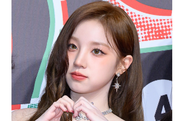 露出度高すぎない？i-dle・ウギ、腰までざっくり開いた“背中丸見え”衣装にファン衝撃【PHOTO】