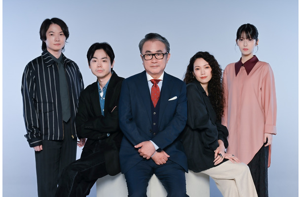 左から）神木隆之介、菅田将暉、三谷幸喜、二階堂ふみ、浜辺美波『もしもこの世が舞台なら、楽屋はどこにあるのだろう』（C）フジテレビ