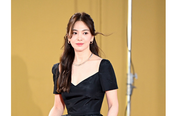 奇跡の43歳…女優ソン・ヘギョ、ショートパンツ姿の“脚組みSHOT”で美脚あらわに【PHOTO】