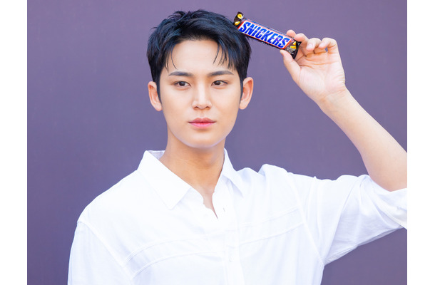 何本でも買いたくなる魅力にキュン…SEVENTEEN・ミンギュ、「SNICKERS®」新商品アピールSHOTが公開