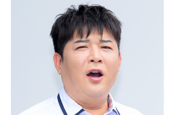 SUPER JUNIOR・シンドン、身体にメスを入れた経験を告白？顔を細く見せる爆笑必至のポーズも紹介