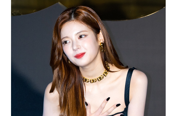 胸元にスリット…ITZY・リア、アイドルらしからぬ大胆衣装に視線釘付け「やばい」【PHOTO】