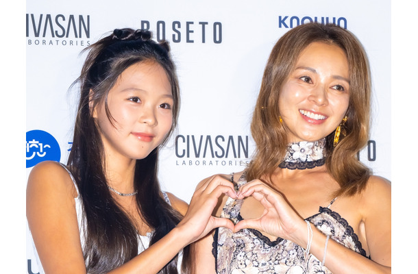 秋山成勲の娘サラン（13）、韓国で母SHIHOと“モデルオーラ”放つ！ファッションウィークに参加【PHOTO】