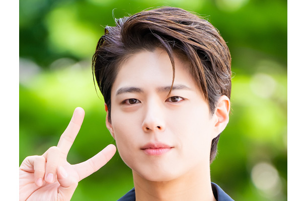 俳優パク・ボゴム、黒シャツ姿で尖った魅力？新たな一面にギャップ萌え「違う雰囲気も良い」【PHOTO】