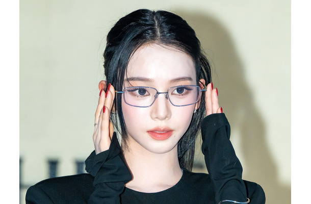 aespa・カリナ、スリットの入った細身黒ワンピで際立つ華奢さ…異次元の美貌で視線強奪【PHOTO】