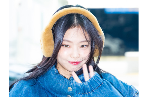 BLACKPINK・ジェニー、“お家デート感”あふれるナチュラル美貌…コラボヘッドフォン姿に反響【PHOTO】