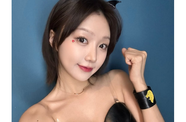 韓国チアガール、“ぴたぴた”のシルバー衣装でファンの視線釘付け！意外なグラマー体型に「完璧すぎ」の声【PHOTO】