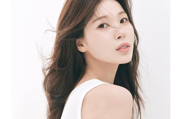 北朝鮮生まれ・韓国在住の脱北女優、スタイル強調の“ピタT”ショットで魅了「素敵な女性だ！」【PHOTO】