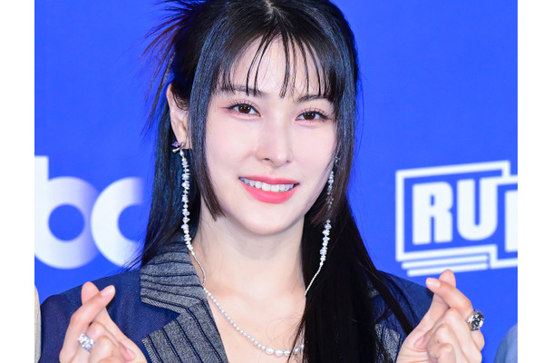 白猫派？黒猫派？KARA・ギュリ、“あざとにゃんこSHOT”で可愛さと色気を同時に披露【PHOTO】