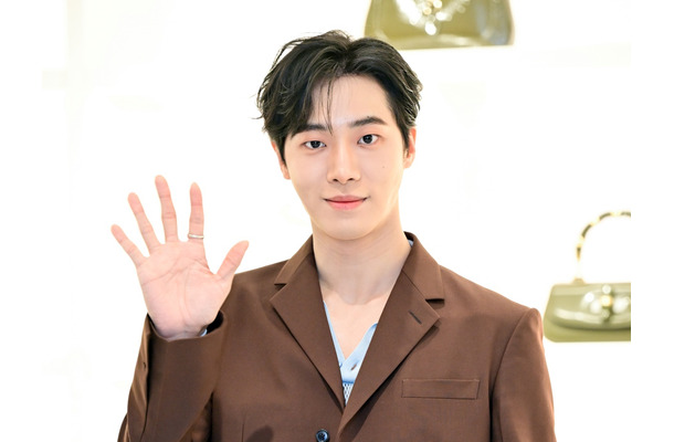 筋肉がスゴイ…韓国ゲイタレントも大絶賛の俳優チュ・ヨンウ、スーツの下に隠された圧巻の肉体美！【PHOTO】