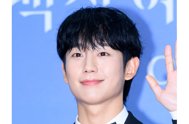 俳優チョン・ヘイン、往年の映画スターに変身！高級感溢れる装いに似合う容姿端麗さ