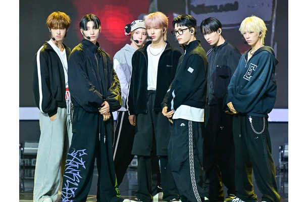TWICE・Stray Kids事務所所属のNEXZ、先輩との“眼福すぎる共演SHOT”が話題！「推しと推しが…」【PHOTO】