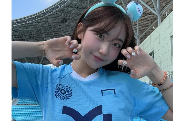 韓国サッカーチア、“へそピ”に目が行く腹チラSHOTにファン悶絶！健康的なクビレに反響多数【PHOTO】