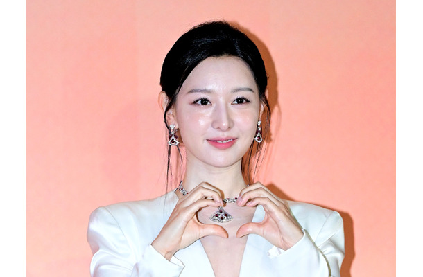 『涙の女王』女優キム・ジウォン、胸元の存在感引き立つ豪華なドレス姿！輝かしい美貌に惚れ惚れ【PHOTO】