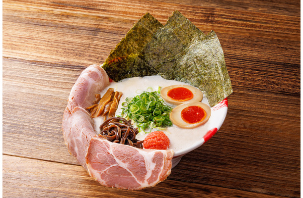 「贅沢盛り　白豚骨ラーメン」　/1,060円