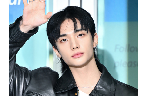 Stray Kids・ヒョンジン、ファッションアイコンのオーラ全開！秋先取りのレザースタイルでミラノへ出国【PHOTO】