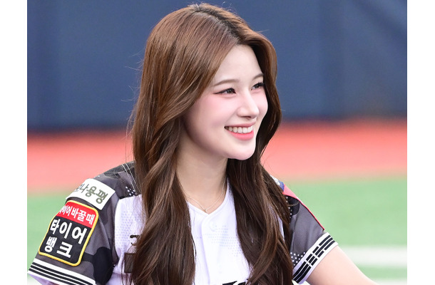 超ミニ短パンから圧巻美脚が…韓国の24歳チアガール、男性誌で自慢のメリハリ美貌を大胆披露【PHOTO】