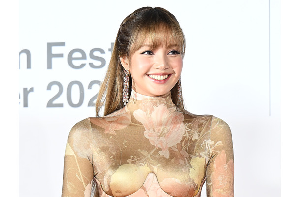 BLACKPINK・リサ、胸元の線がくっきり…ぴっちりドレス着た圧巻美貌！渦中の坂口健太郎との姿も【PHOTO】