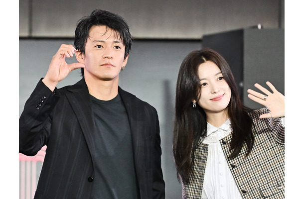 俳優の小栗旬＆『トンイ』女優ハン・ヒョジュ、日韓の美男美女2SHOT！仲睦まじい姿が話題【PHOTO】
