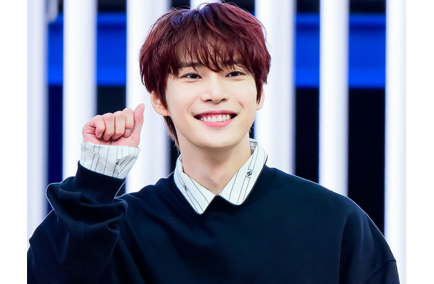 NCT・ドヨン、“見せパン”風コーデでイタリアに出国！愛嬌たっぷりなポーズでファン魅了【空港写真】