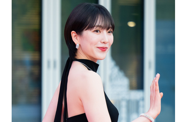 まるでアニメキャラ？KARA・ジヨン、“超ミニ丈”パンツに黒革の穴開きロングブーツ姿で魅了【PHOTO】
