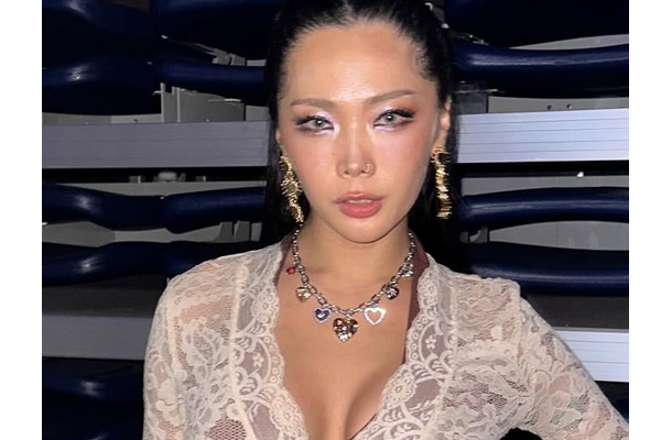 「これダンス？性行為じゃん」発言で炎上のHoney J、大胆ファッションで魅せた“唯一無二の存在感”【PHOTO】