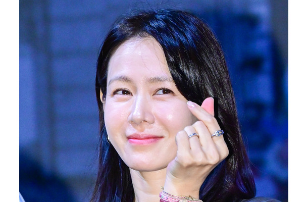 『愛の不時着』女優ソン・イェジン、地下鉄に乗る!?混雑する車内でも隠し切れないオーラ【PHOTO】