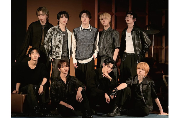 日本人メンバー所属のAHOF、K-POP専門誌の創刊号に登場！華やかな始まりの主人公に