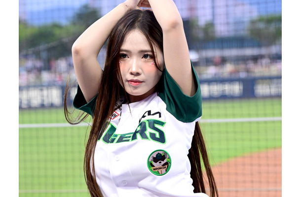 メリハリ感もくっきり…韓国19歳チアガールの”ぴたぴたボーダーSHOT”に反響多数「可愛すぎません？」【PHOTO】