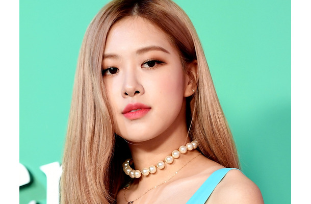 「下着かな？」輝く太ももに注目　スリップドレスの大胆ビジュアル、BLACKPINK・ロゼの儚げな表情【PHOTO】