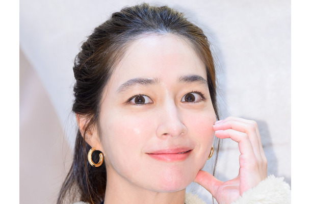 “イ・ビョンホンの妻”女優イ・ミンジョン、母を公開！肌管理法を聞かれるほどの美人