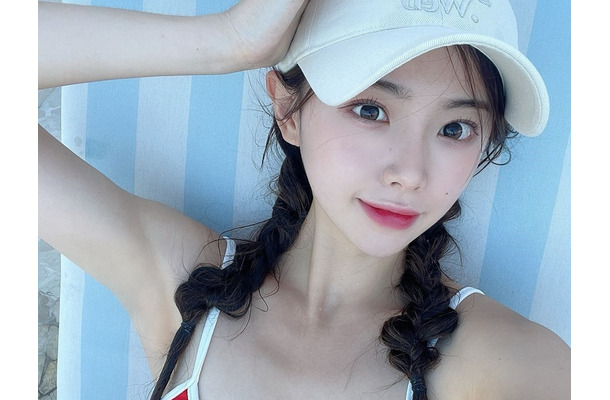 一瞬履いていないのかと…韓国チアガール、超短パンの“無防備あぐら”でファンの視線釘付けに！【PHOTO】