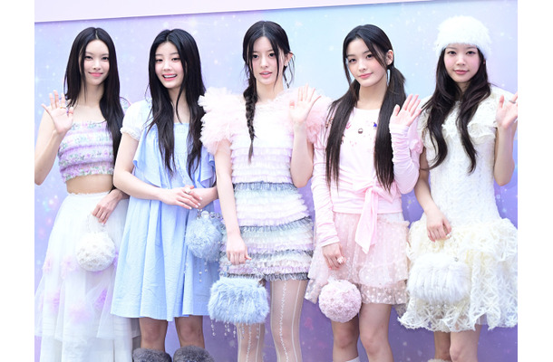 ILLIT、学園祭に引っ張りだこ！豪雨にも負けない全力パフォーマンスに大歓声