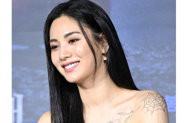 全身タトゥーを“バカみたい”と後悔し何年もかけて除去してきたナナ、ついに終える「清らかな体で戻ってきた」